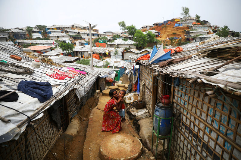 © Reuters. حصري-الأمم المتحدة تخطط لتيسير نقل الروهينجا في بنجلادش إلى جزيرة نائية