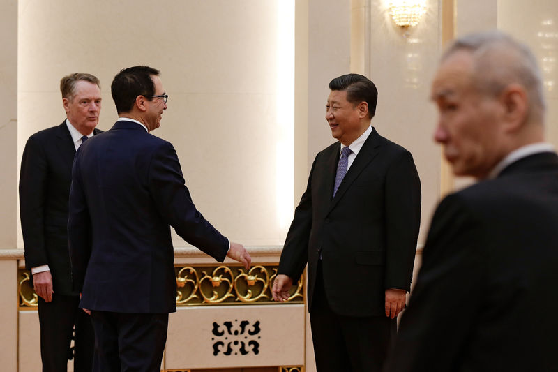 © Reuters. U.S. Treasury Secretary Steven Mnuchin talks with Chinese President Xi Jinping in Beijing