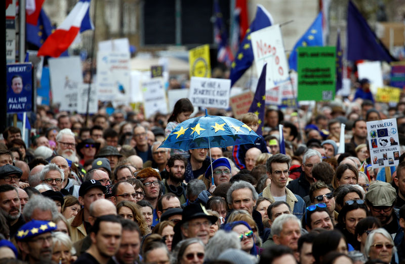 © Reuters. مئات الآلاف يتظاهرون في لندن للمطالبة باستفتاء آخر على الخروج من أوروبا