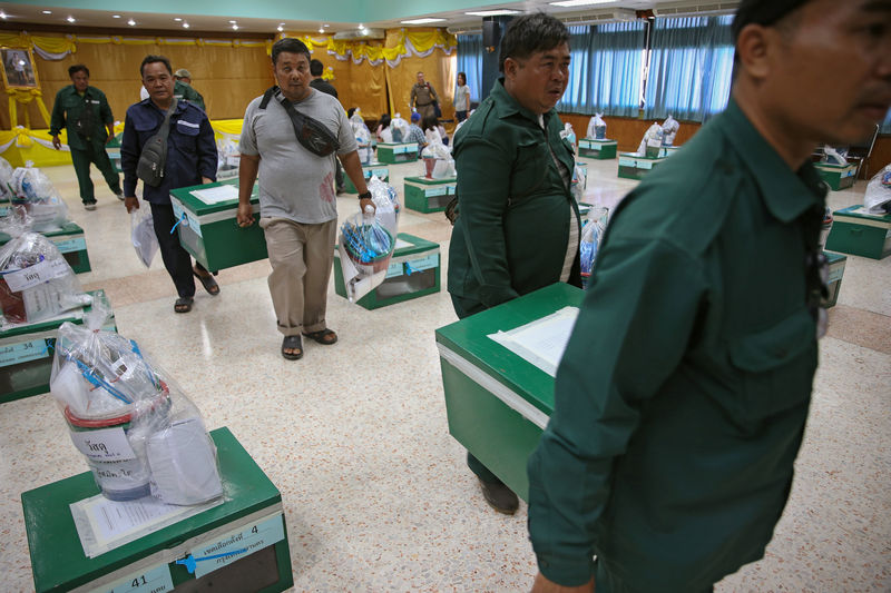 © Reuters. ملك تايلاند يدعو "للأمن والسعادة" في ظهور مفاجئ عشية الانتخابات