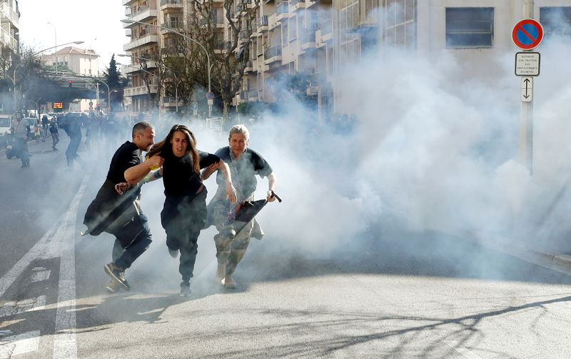 © Reuters. اشتباكات في الأسبوع التاسع عشر لاحتجاجات "السترات الصفراء" بفرنسا