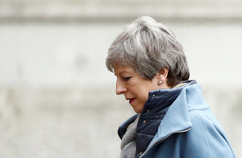 © Reuters. صنداي تايمز : رئيسة وزراء بريطانيا تواجه مؤامرة من وزراء للإطاحة بها