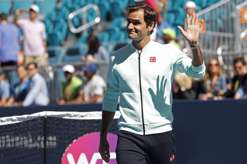 Federer fights back to beat Albot in Miami