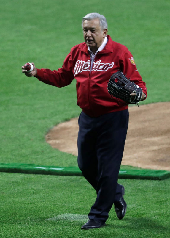 © Reuters. Mexico's President Andres Manuel Lopez Obrador throws the first pitch during the opening celebrations of the Alfredo Harp Helu Stadium in Mexico City