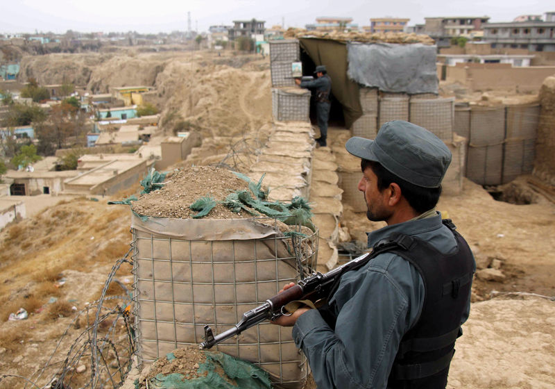 © Reuters. Ataques aéreos matan a docenas de afganos, la batalla se intensifica en bastiones talibanes