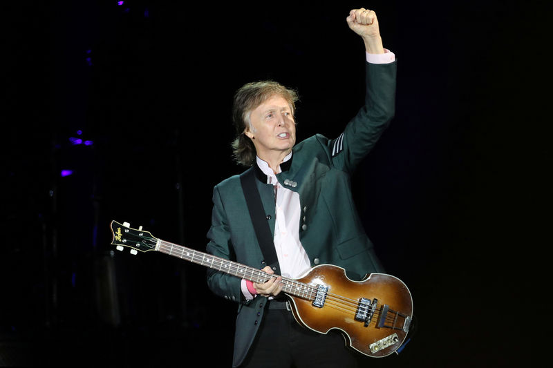 © Reuters. Foto de archivo. Paul McCartney en uno de los conciertos de su gira  "One on One" en Porto Alegre