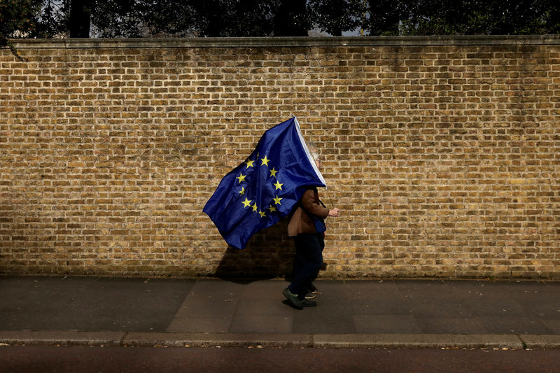 © Reuters. غموض حول خروج بريطانيا من الاتحاد الأوروبي وماي تواجه مؤامرة محتملة للإطاحة بها
