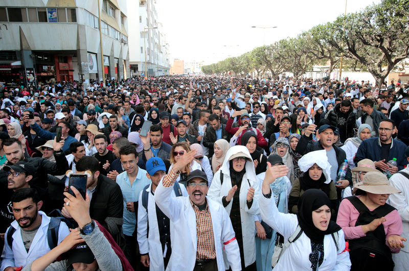 © Reuters. آلاف المعلمين المغاربة يتظاهرون للمطالبة بعقود عمل دائمة