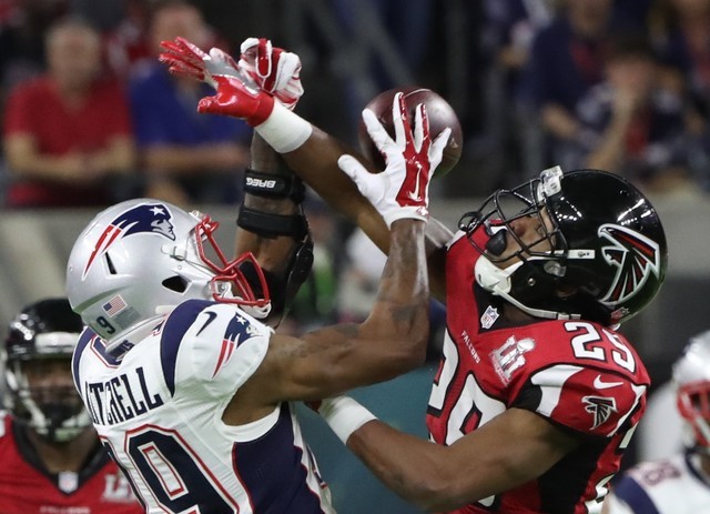 © Reuters. Atlanta Falcons' Goodwin breaks up a pass intended for New England Patriots' Mitchell during the second quarter of Super Bowl LI in Houston