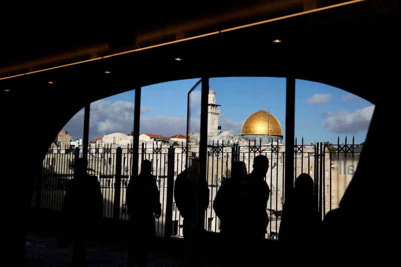 © Reuters. People look out from a building facing the Dome of the Rock, located in Jerusalem's Old City on the compound known to Muslims as Noble Sanctuary and to Jews as Temple Mount