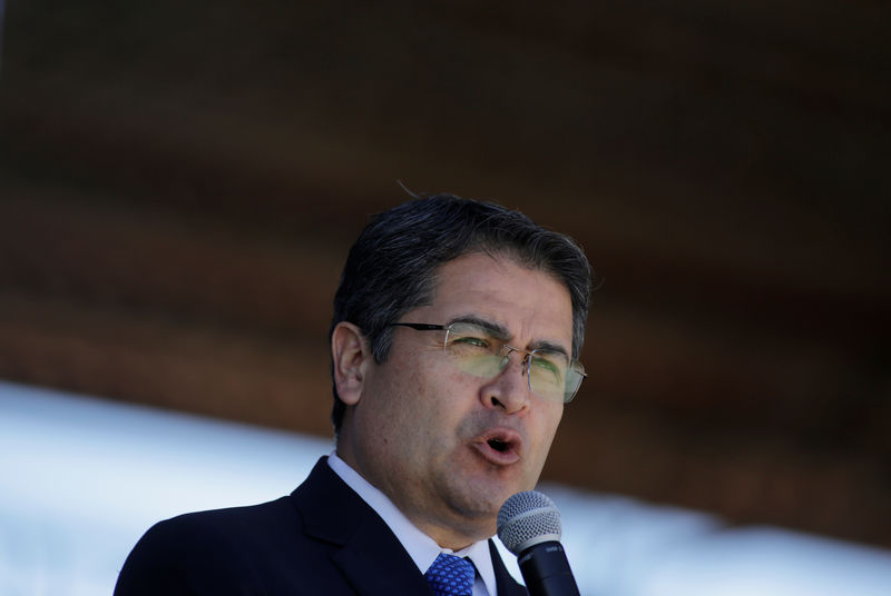 © Reuters. Honduras' President Juan Orlando Hernandez addresses the audience during a promotion ceremony at Marte military camp, in Tegucigalpa