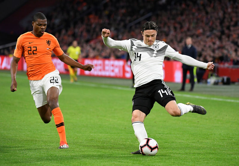 © Reuters. شولتس يسجل هدف الفوز المتأخر في فوز المانيا على هولندا