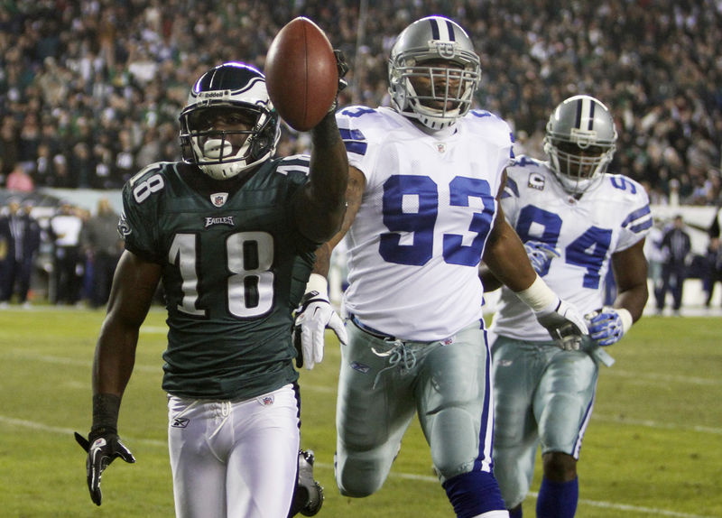 © Reuters. Philadelphia Eagles wide receiver Maclin scores a touchdown in front of the Dallas Cowboys Spencer and Ware in Philadelphia