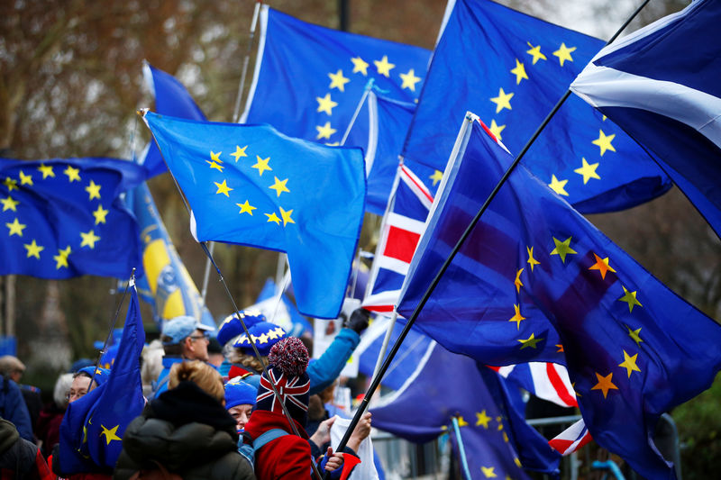 © Reuters. Foto de archivo. Opositores al brexit flamean banderas a las afueras del Parlamento en Londres