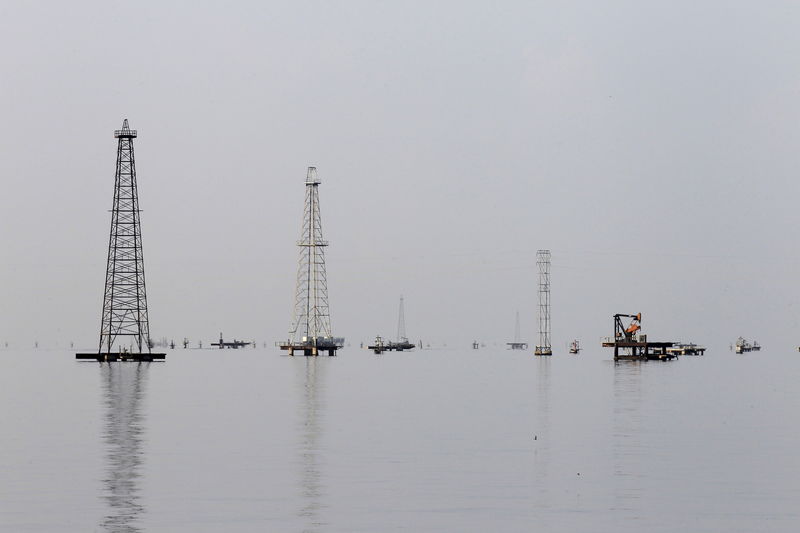 © Reuters. Pumpjacks are seen in Lagunillas, Ciudad Ojeda, in Lake Maracaibo in the state of Zulia, Venezuela