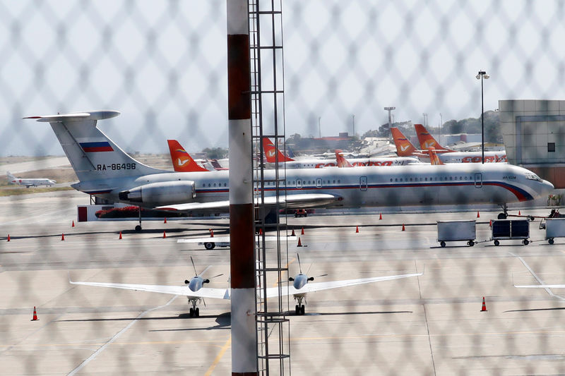© Reuters. Un avión con la bandera rusa es visto en el Aeropuerto Internacional Simón Bolívar en Caracas