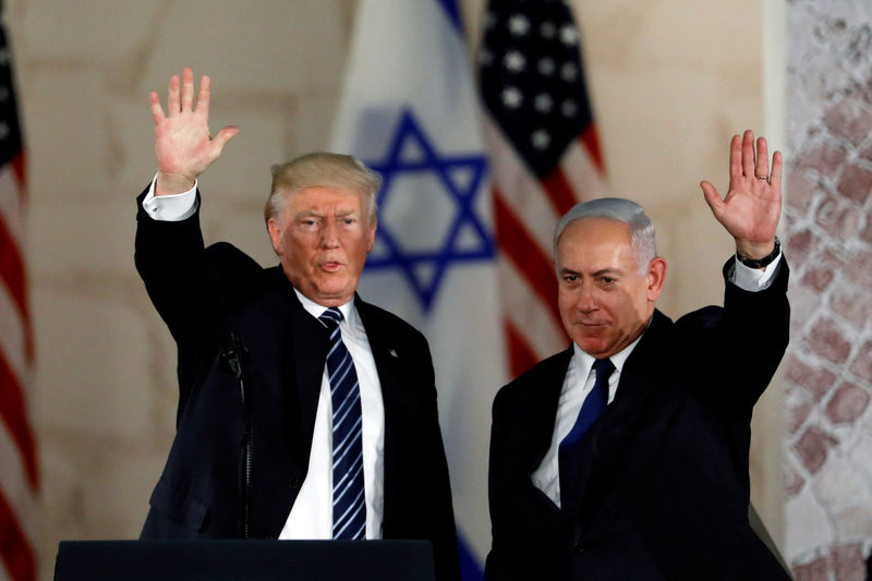 © Reuters. FOTO DE ARCHIVO: el presidente de Estados Unidos y el primer ministro israelí Benjamin Netanyahu saludan en el Museo de Israel en Jerusalén