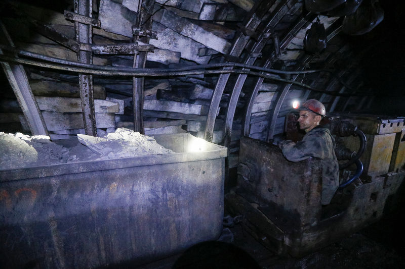 © Reuters. A miner works inside the Novovolynska-9 coal mine in Novovolynsk