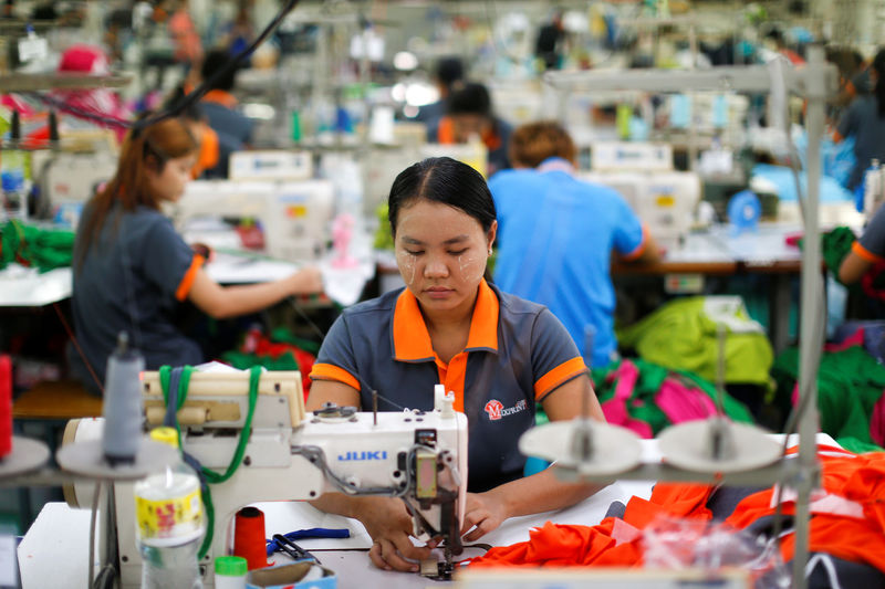 © Reuters. Labourers work at a garment factory in Bangkok