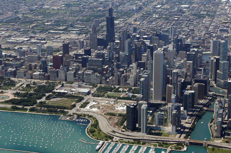 © Reuters. FILE PHOTO: An aerial view shows the skyline and lakefront of Chicago