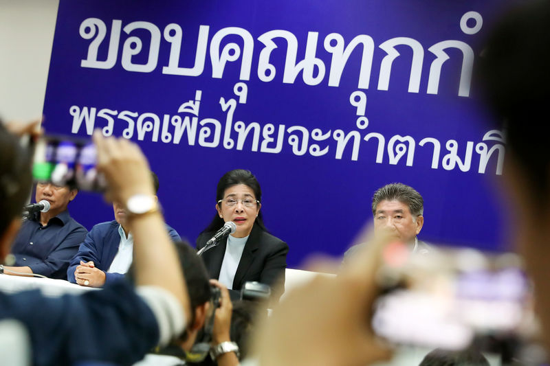 © Reuters. Sudarat Keyuraphan, candidata a primera ministra del Partido Pheu Thai, habla durante una conferencia de prensa en la sede del Partido Pheu Thai en Bangkok