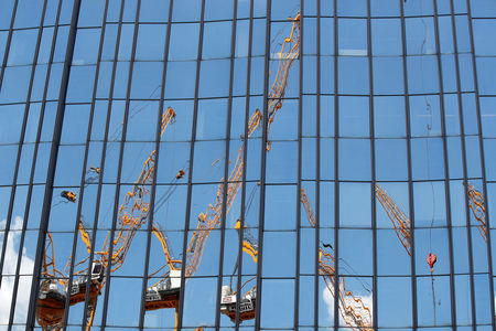 © Reuters. A construction site is reflected on a skyscraper facade in Berlin