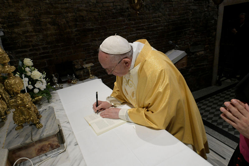 © Reuters. Pope Francis visits The Shrine of Our Lady of Loreto on the feast of the Annunciation, in Loreto