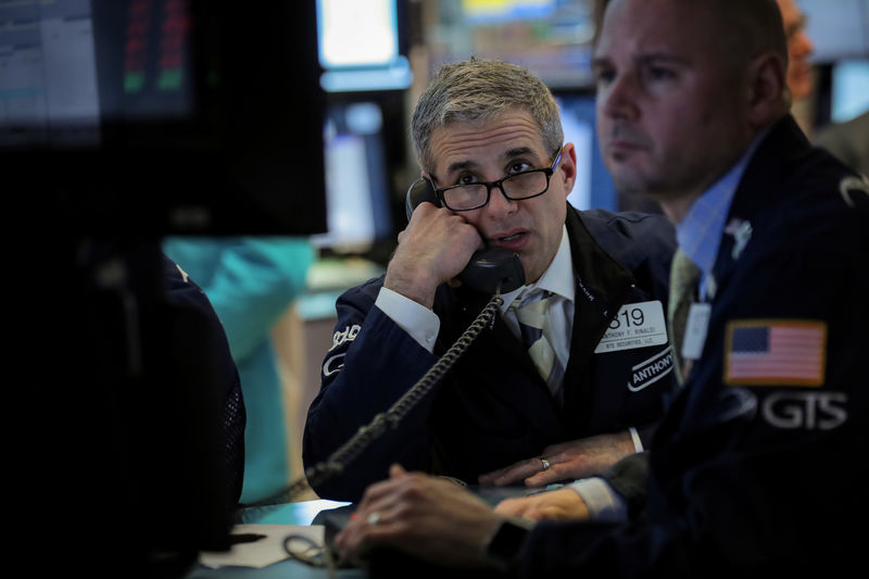 © Reuters. Traders work on the floor at the NYSE in New York