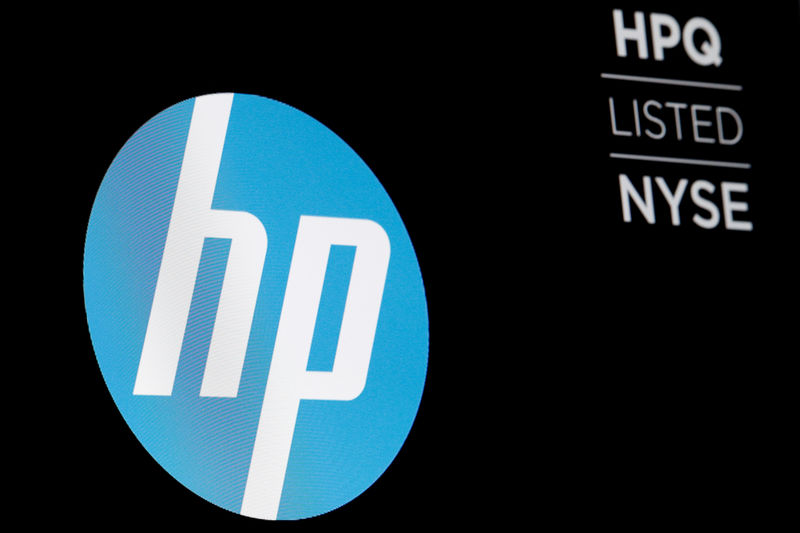 © Reuters. FILE PHOTO: The logo for The Hewlett-Packard Company  is displayed on a screen on the floor of the NYSE in New York