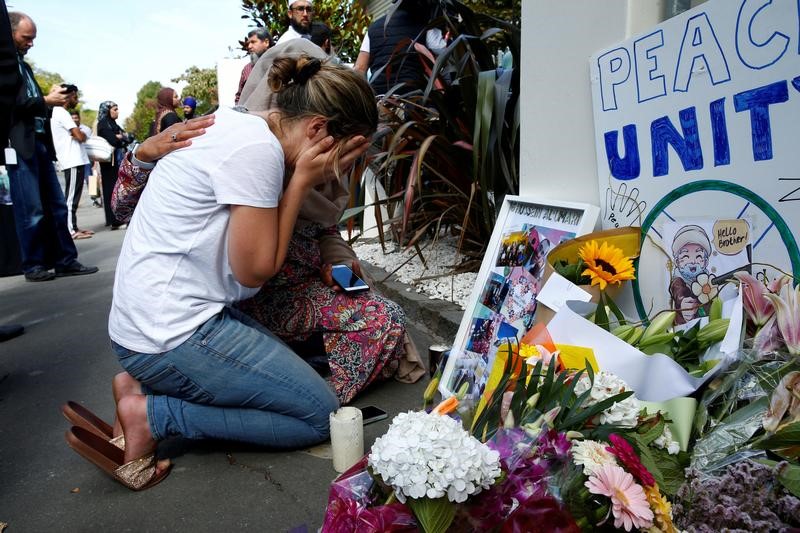 © Reuters. FILE PHOTO: A woman reacts at a make shift memorial outside the Al-Noor mosque in Christchurch