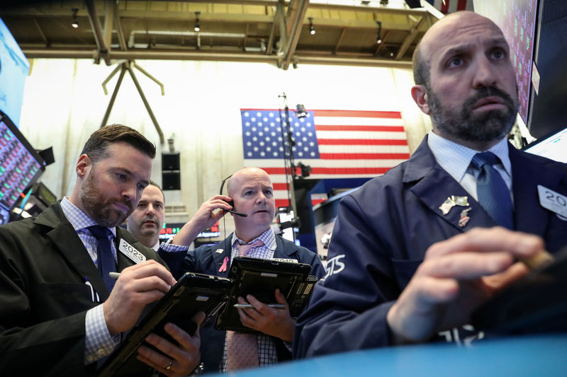 © Reuters. وول ستريت تفتح منخفضة بفعل استمرار مخاوف بشأن النمو العالمي
