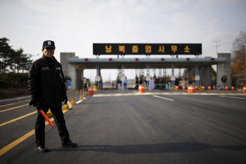 © Reuters. Guarda sul-coreano em rodovia de Paju, na Coreia do Sul, que leva a Kaesong, na Coreia do Norte