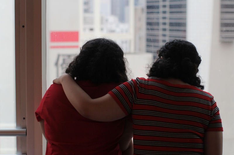 © Reuters. شقيقتان سعوديتان تأملان في مستقبل أفضل بعد الاختباء في هونج كونج