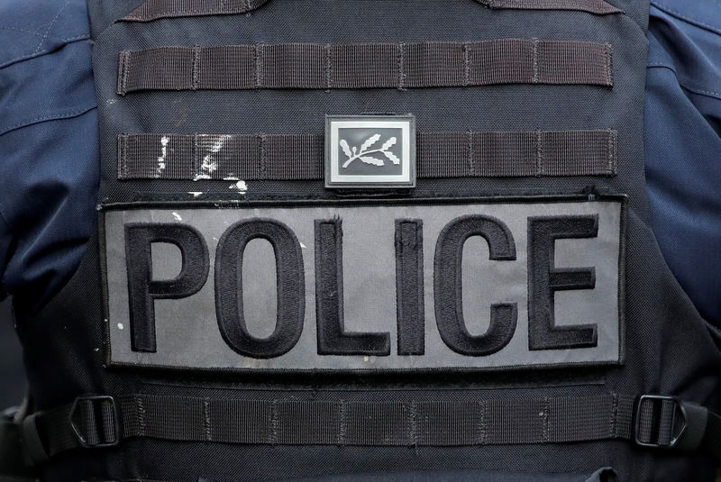 © Reuters. LA MAIRIE DU MANS ÉVACUÉE APRÈS DES VIOLENCES AVEC DES FORAINS