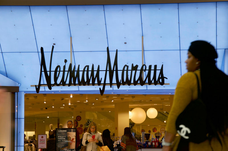 © Reuters. Shoppers enter and exit the Neiman Marcus at the King of Prussia Mall, United States' largest retail shopping space, in King of Prussia