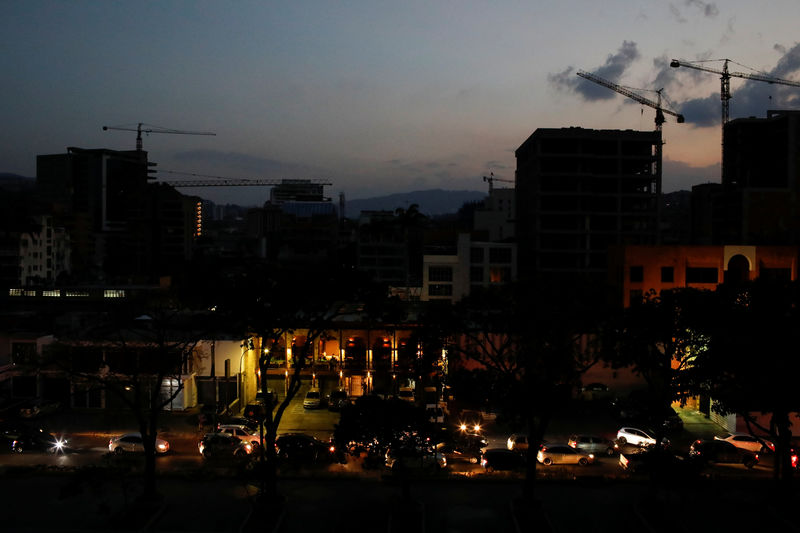 © Reuters. Prédios de Caracas sem luz devido a blecaute