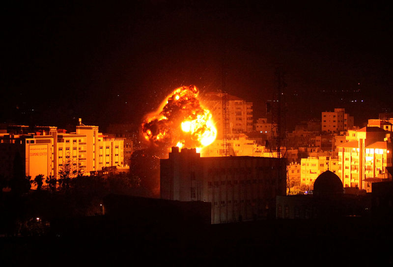 © Reuters. Flame and smoke are seen during an Israeli air strike in Gaza City
