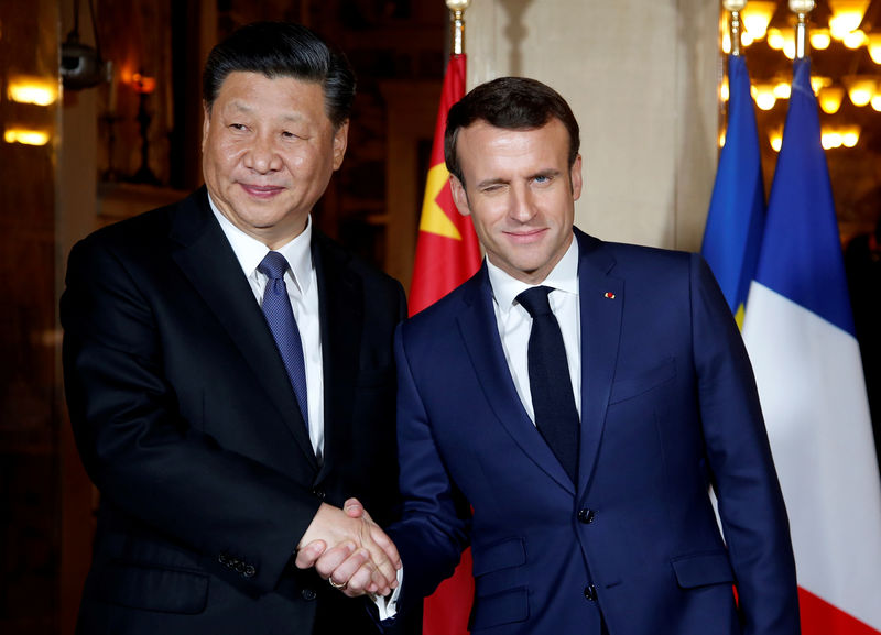 © Reuters. El presidente francés, Emmanuel Macron, da la bienvenida a su colega chino  Xi Jinping en la Villa Kerylos in Beaulieu-sur-Mer, cerca de Niza.