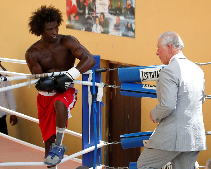 © Reuters. El príncipe Carlos de Gran Bretaña visita un gimnasio de boxeo en La Habana, Cuba,