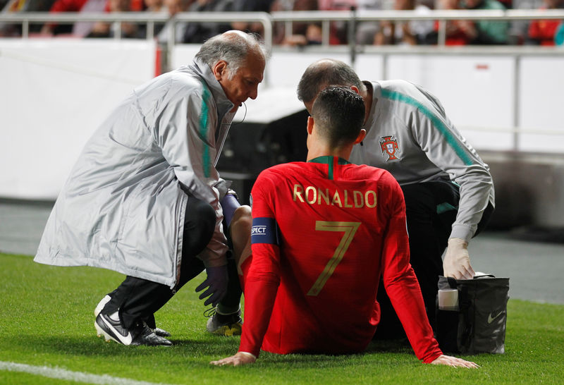 © Reuters. إصابة رونالدو واستبداله خلال مواجهة صربيا في تصفيات بطولة أوروبا