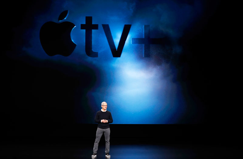 © Reuters. Tim Cook, presidente ejecutivo de Apple, habla durante un evento especial de la empresa en el Teatro Steve Jobs en Cupertino.