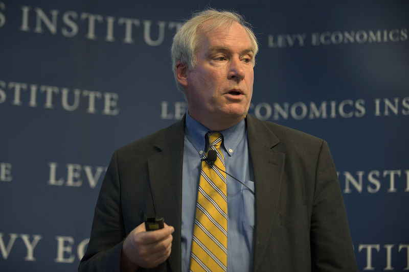 © Reuters. FILE PHOTO: The Federal Reserve Bank of Boston's President and CEO Eric S. Rosengren speaks during the "Hyman P. Minsky Conference on the State of te U.S. and World Economies", in New York