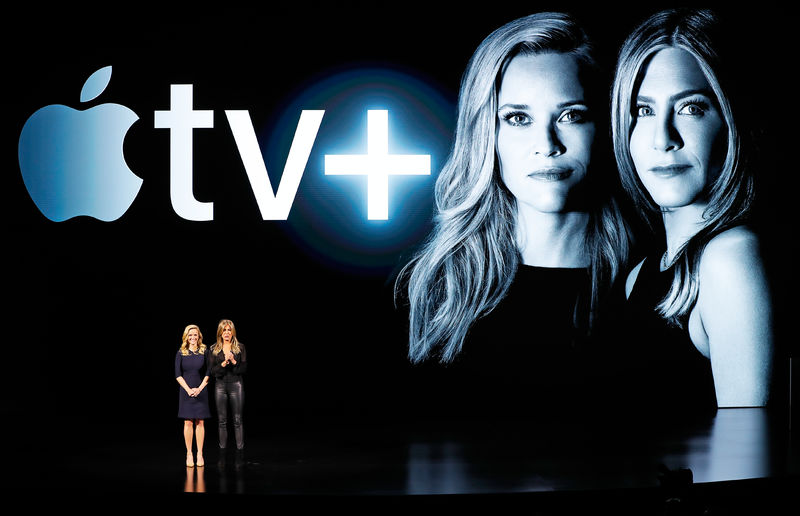 © Reuters. Foto del lunes de las actrices Reese Witherspoon (I) y Jennifer Aniston durante el evento especial de Apple en el Steve Jobs Theater en Cupertino, California