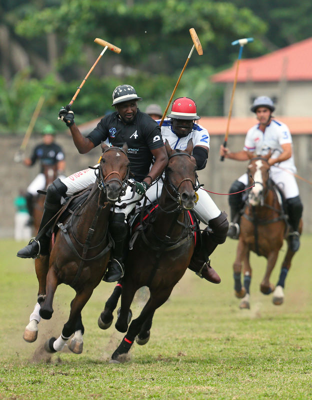 © Reuters. Jugadores de polo compiten durante un partido en el Torneo de Polo Internacional de Lagos, Nigeria.