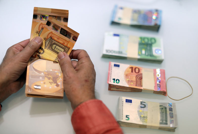 © Reuters. A money changer counts Euro banknotes at a currency exchange office in Nice