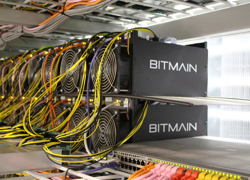 © Reuters. Bitcoin mining computers are pictured in Bitmain's mining farm near Keflavik