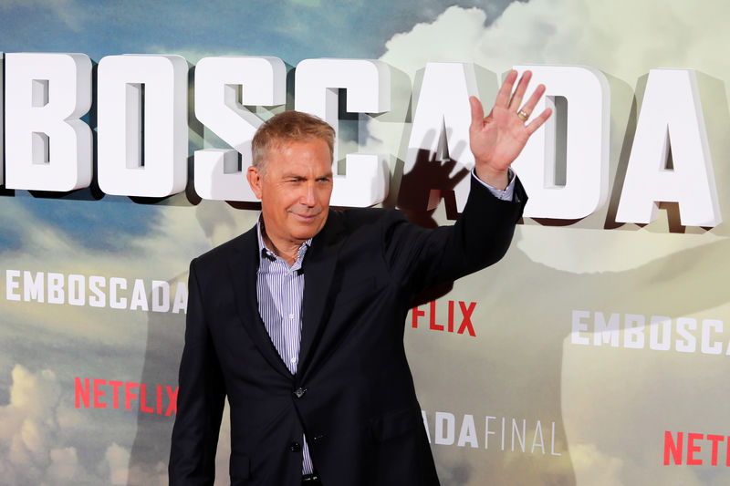 © Reuters. Actor Costner waves during a photocall to promote his latest film "The Highwaymen" in Madrid