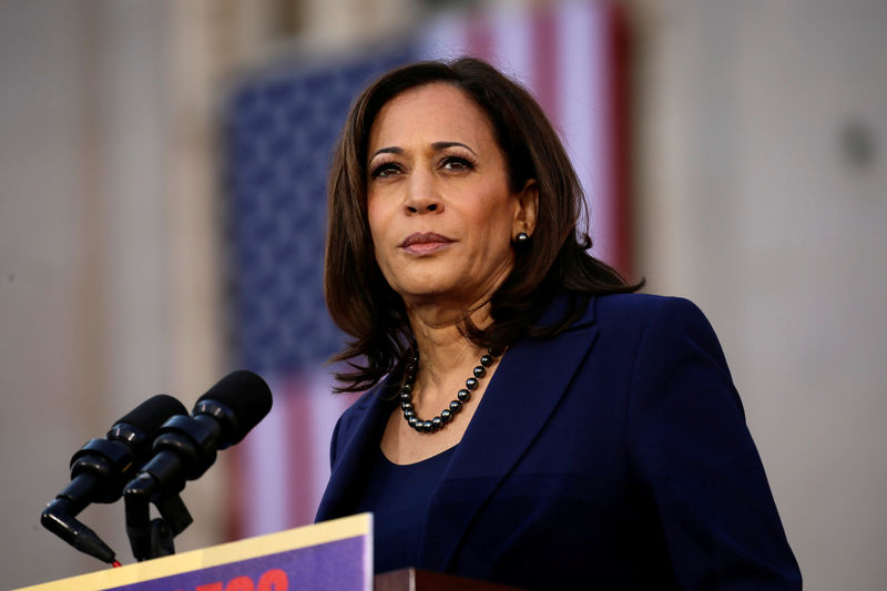 © Reuters. FILE PHOTO: U.S. Senator Harris launches her campaign for U.S. president at a rally in Oakland