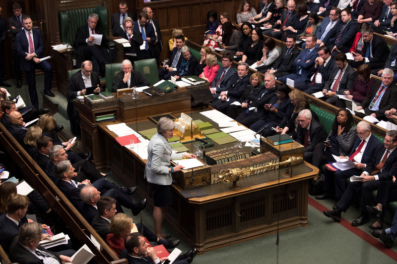 © Reuters. Premiê britânica, Theresa May, fala ao Parlamento