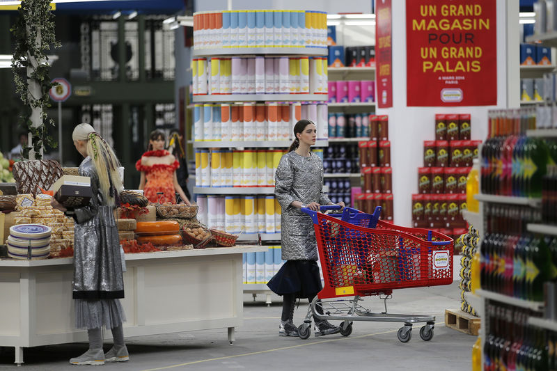 © Reuters. Consumidores fazem compras em supermercado na Alemanha
